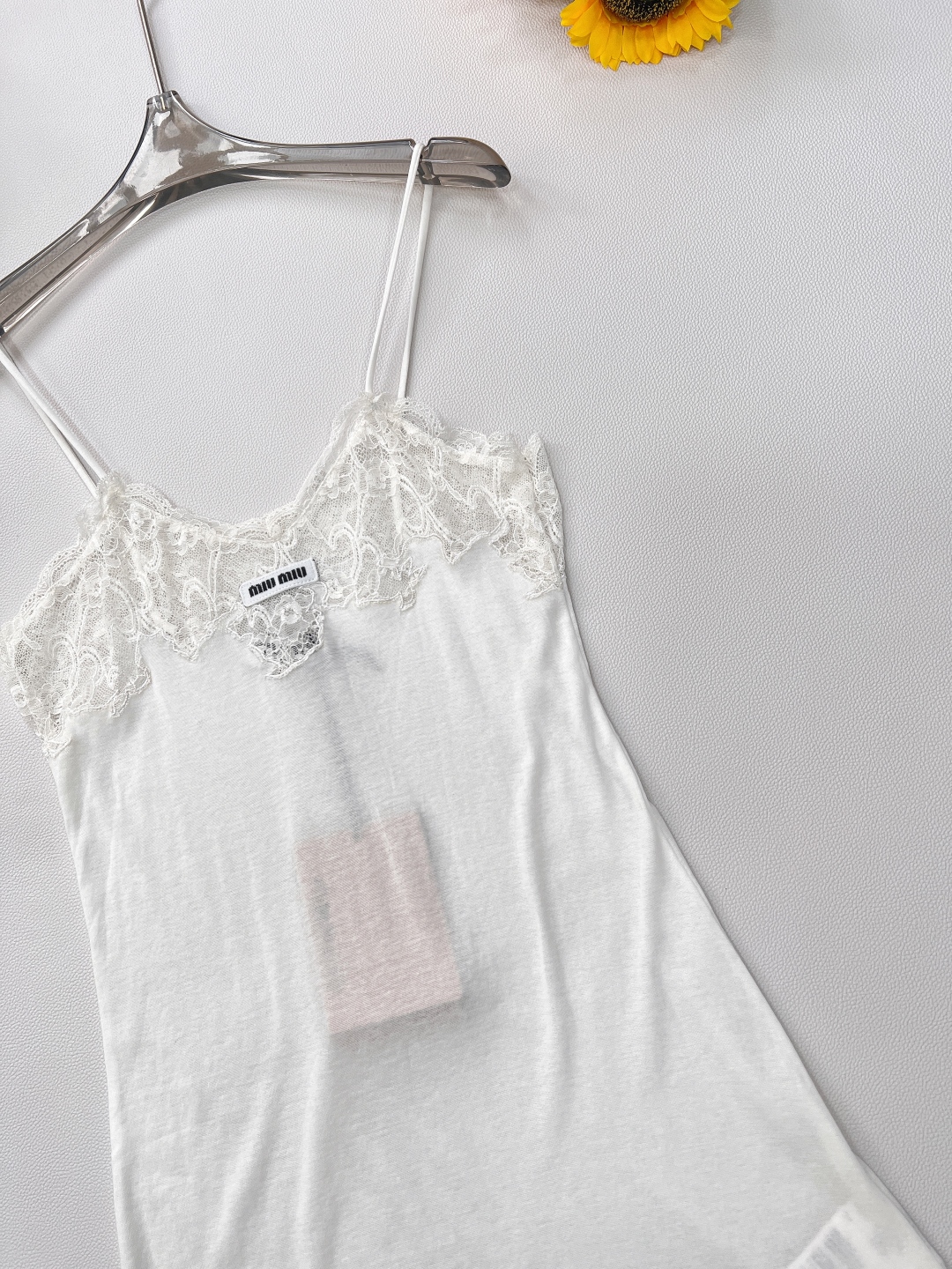 🆕MiumiuSS新款蕾丝花边吊带裙，定制YB斜纹全棉材质 质感舒适 弹力十足 花边背心细吊带裙剪裁 通