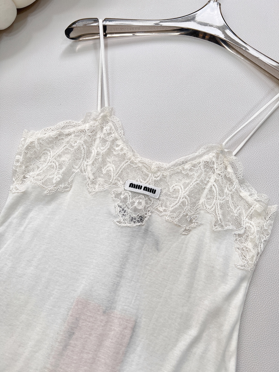 🆕MiumiuSS新款蕾丝花边吊带裙，定制YB斜纹全棉材质 质感舒适 弹力十足 花边背心细吊带裙剪裁 通