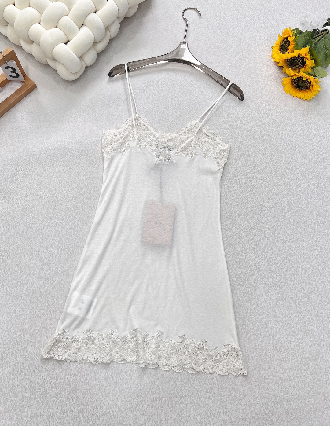 🆕MiumiuSS新款蕾丝花边吊带裙，定制YB斜纹全棉材质 质感舒适 弹力十足 花边背心细吊带裙剪裁 通