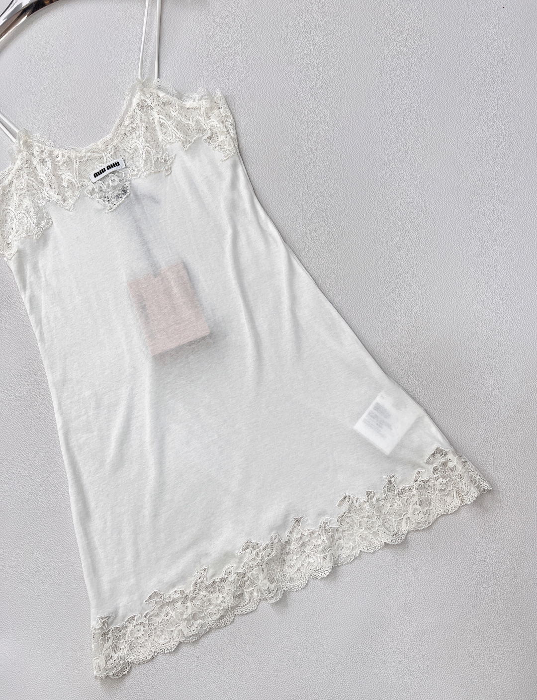 🆕MiumiuSS新款蕾丝花边吊带裙，定制YB斜纹全棉材质 质感舒适 弹力十足 花边背心细吊带裙剪裁 通
