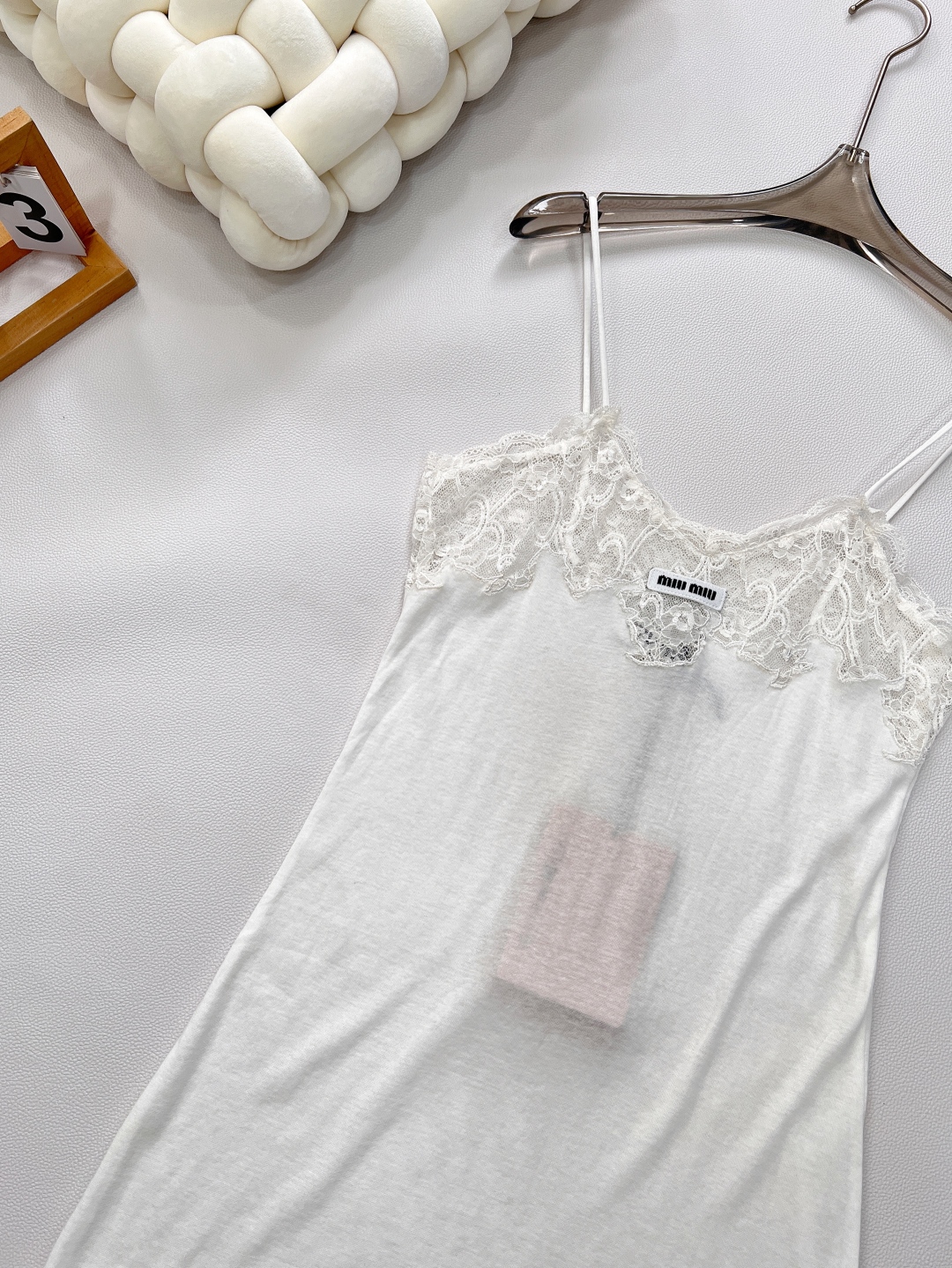🆕MiumiuSS新款蕾丝花边吊带裙，定制YB斜纹全棉材质 质感舒适 弹力十足 花边背心细吊带裙剪裁 通