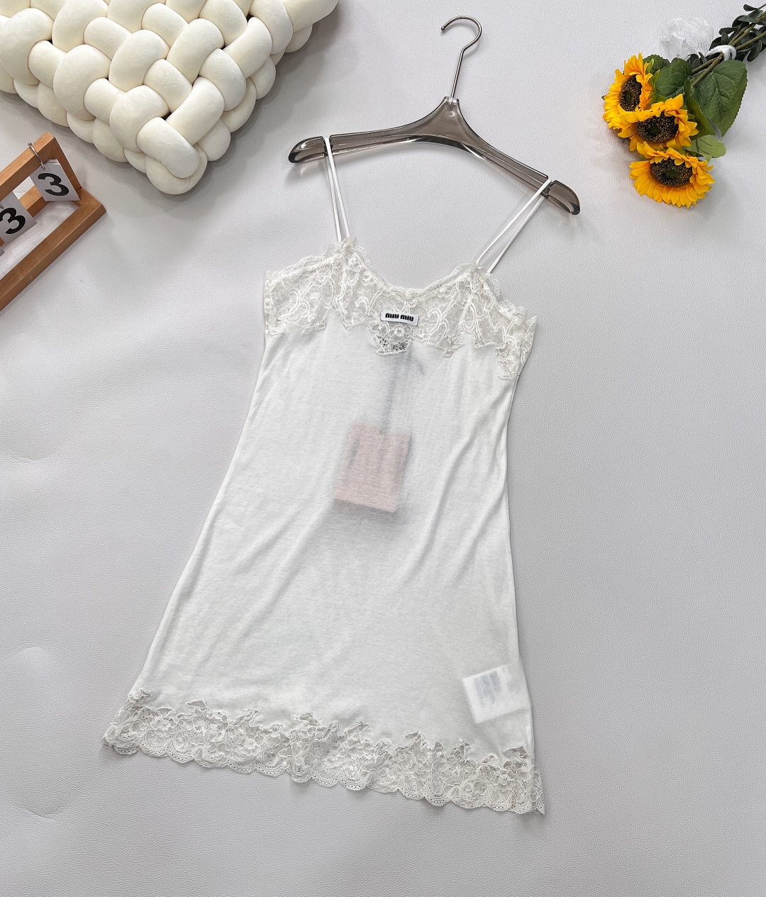 🆕MiumiuSS新款蕾丝花边吊带裙，定制YB斜纹全棉材质 质感舒适 弹力十足 花边背心细吊带裙剪裁 通