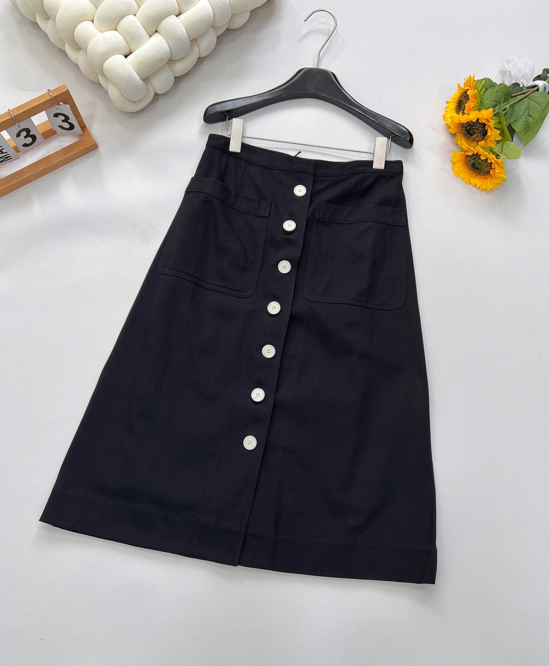 NO:421994,Prada25Ss spring and summer new single-breasted cotton twill skirt丨Exclusive yb development!  High-end production!  Simple and elegant, it is a super versatile minimalist skirt. The breasted design can visually lengthen the proportion of the legs. The A-shaped cut style has no restrictions on the figure. The length of the knee can easily cover the flesh. The perfect workmanship quality depends on the details!  Complete three standards, large-scale products, size sml, prada, skirts, alexander wang19860909Prada25Ss春夏新款单排扣棉质斜纹布半身裙丨独家yb开发！高版出品！简洁大气 是超级百搭的极简风半裙了 排扣设计 在视觉上还可以拉长腿部比例视觉感 A字剪裁版型 对身材没有限制 过膝长度还可以轻松遮肉 完美做工品质看细节！三标齐全,大货出 尺码sml 编,,prada,skirts,alexander wang,Women's clothing