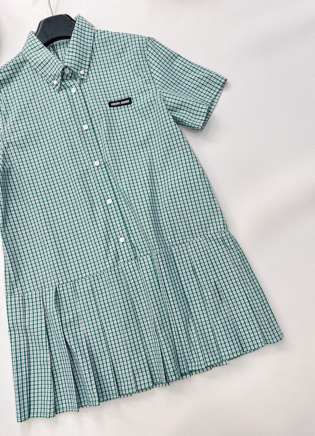 🆕MiuMiu25Ss春夏新款logo徽标刺绣百褶衬衫裙，高版出品！学院风格纹新品又来啦，一系列都出啦，