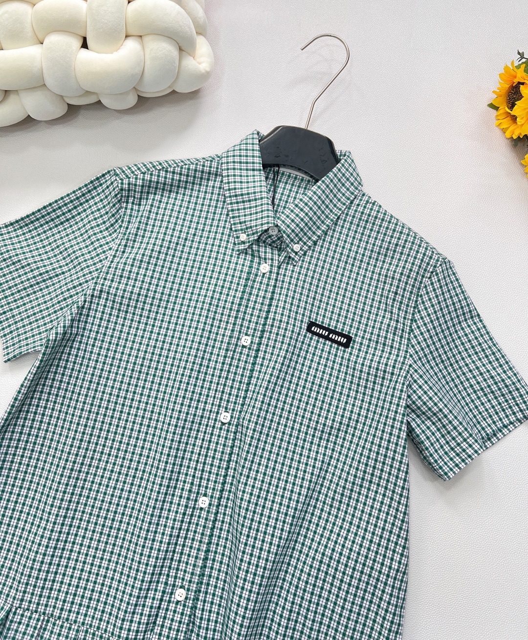 🆕MiuMiu25Ss春夏新款logo徽标刺绣百褶衬衫裙，高版出品！学院风格纹新品又来啦，一系列都出啦，