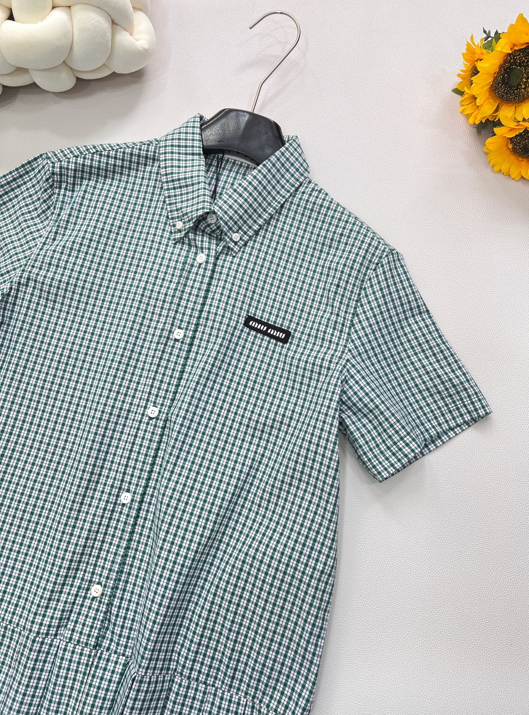 🆕MiuMiu25Ss春夏新款logo徽标刺绣百褶衬衫裙，高版出品！学院风格纹新品又来啦，一系列都出啦，