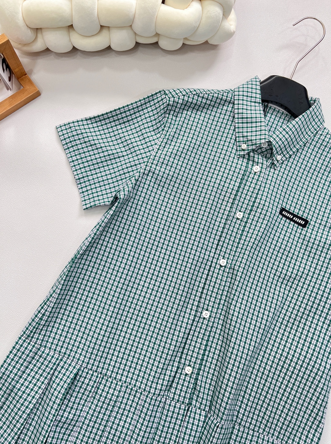 🆕MiuMiu25Ss春夏新款logo徽标刺绣百褶衬衫裙，高版出品！学院风格纹新品又来啦，一系列都出啦，