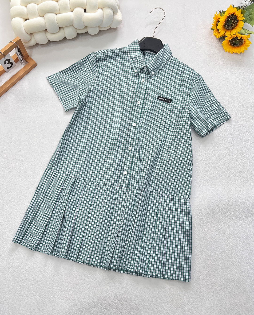 🆕MiuMiu25Ss春夏新款logo徽标刺绣百褶衬衫裙，高版出品！学院风格纹新品又来啦，一系列都出啦，