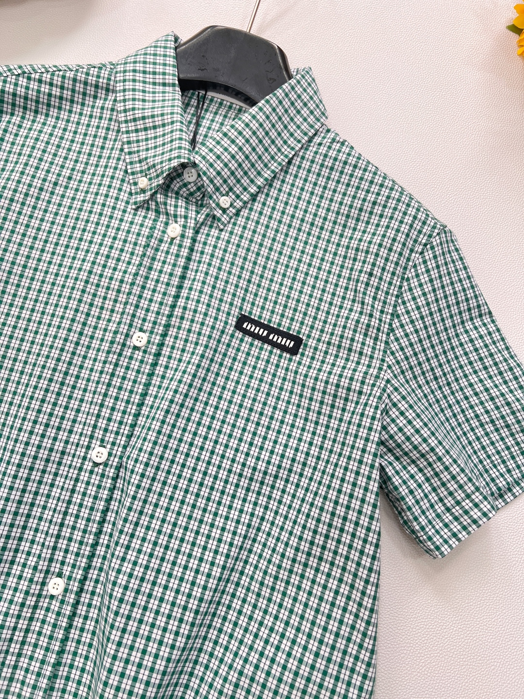 🆕MiuMiu25Ss春夏新款logo徽标刺绣百褶衬衫裙，高版出品！学院风格纹新品又来啦，一系列都出啦，