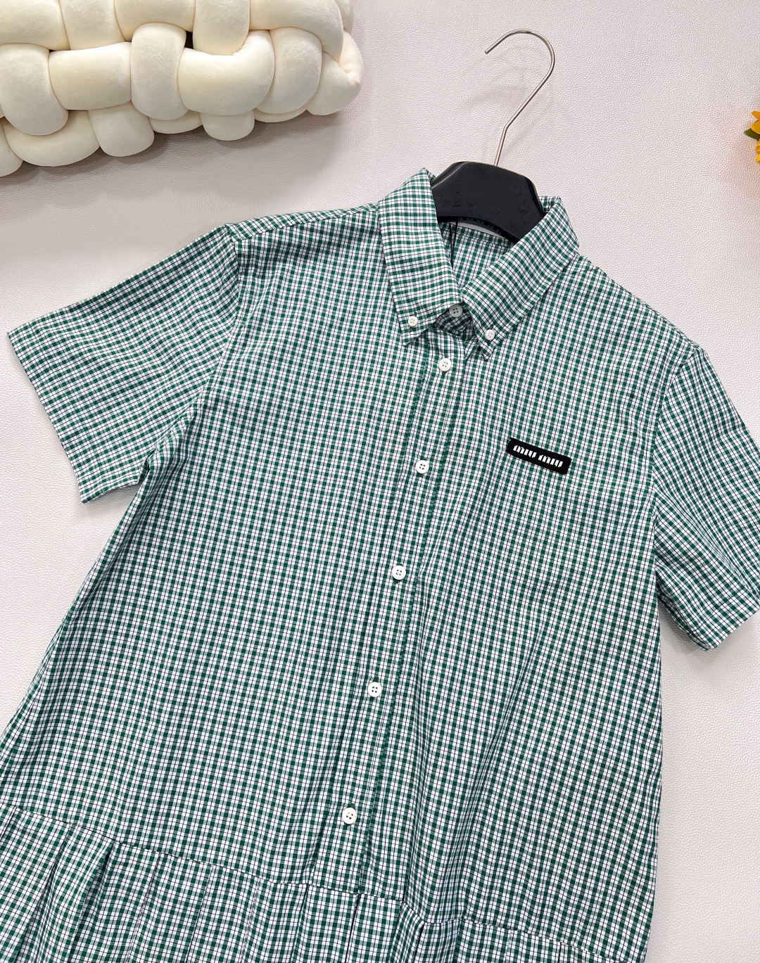 🆕MiuMiu25Ss春夏新款logo徽标刺绣百褶衬衫裙，高版出品！学院风格纹新品又来啦，一系列都出啦，