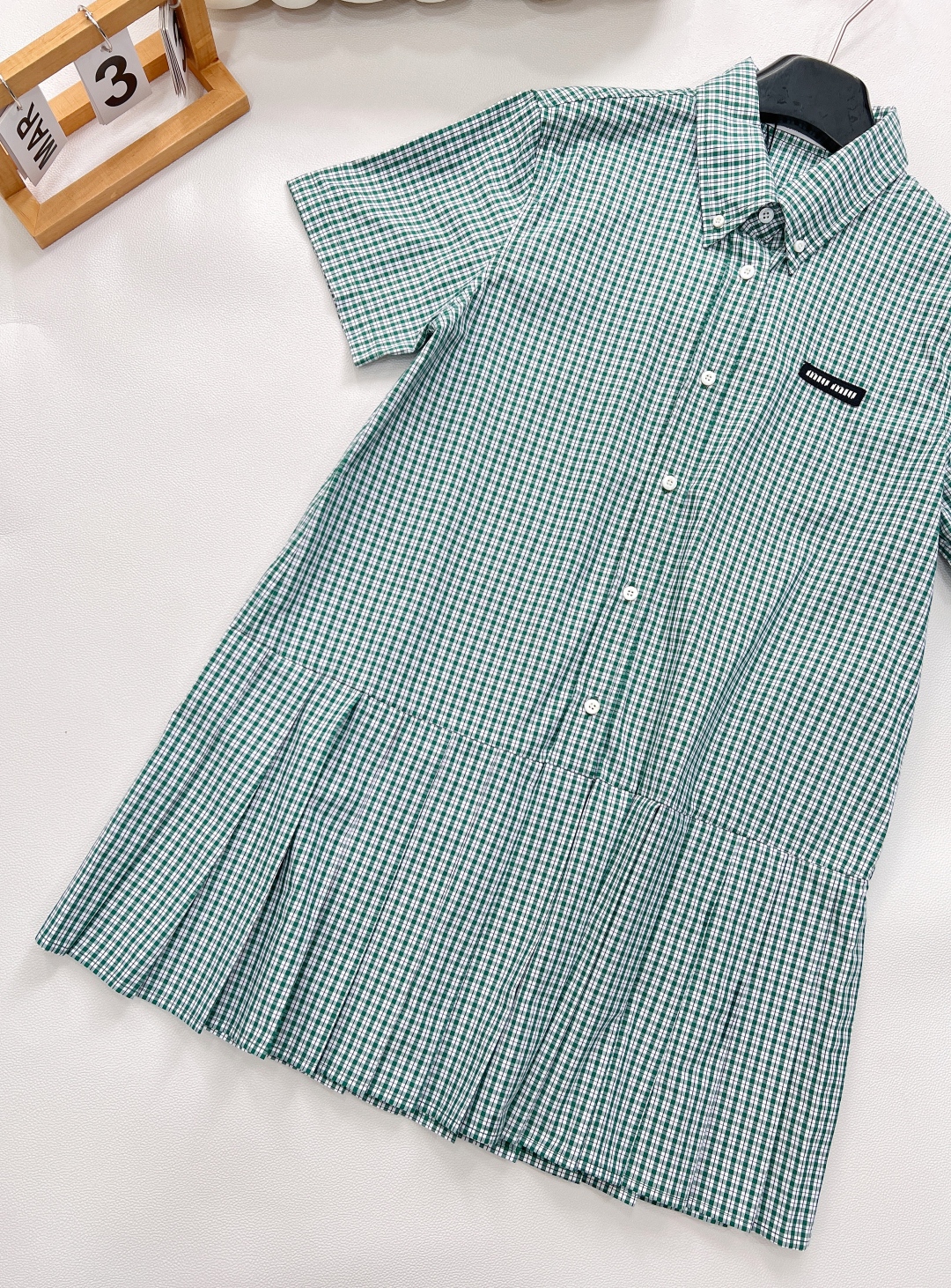 🆕MiuMiu25Ss春夏新款logo徽标刺绣百褶衬衫裙，高版出品！学院风格纹新品又来啦，一系列都出啦，