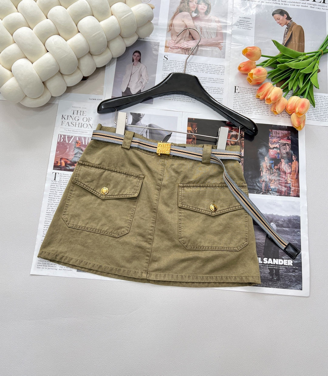 NO:421953,Miumiu25Ss spring and summer new intellectual molecular lapel workwear miniskirt丨Exclusive yb development!  High-end production!  The metal buckle belt is distributed, and the mountain work pocket design is sweet and cool, and the age-reducing outfit is handsome and fashionable. The low-waisted style is not picky about people, making the upper body look slim!  The texture of the solid dyeing and washing water pure cotton Oxford fabric is excellent!  Three-dimensional tailoring technology, perfect workmanship quality depends on details!  Complete three standards, large-scale products, size sml code, miumiu, skirts, alexander wang19860909Miumiu25Ss春夏新款知性分子翻领工装超短半裙丨独家yb开发！高版出品！配送金属扣腰带,山系工装口袋设计,甜酷兼备减龄穿搭.金属扣装饰帅气又时髦.低腰版型不挑人上身巨显瘦！定染洗水纯棉牛津布面料质感超赞！立体剪裁工艺,完美做工品质看细节！三标齐全,大货出 尺码sml 编码,,miumiu,skirts,alexander wang,Women's clothing