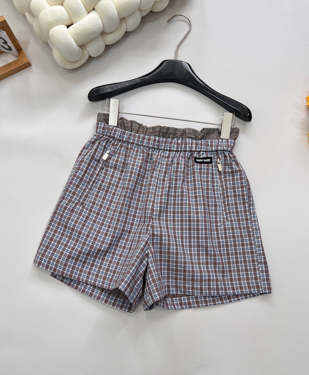 🆕Miumiu25SS新款缪缪格纹字母贴片徽标短裤，经典格纹元素，复古腔调拉满，每一眼都是时尚轮回的浪漫