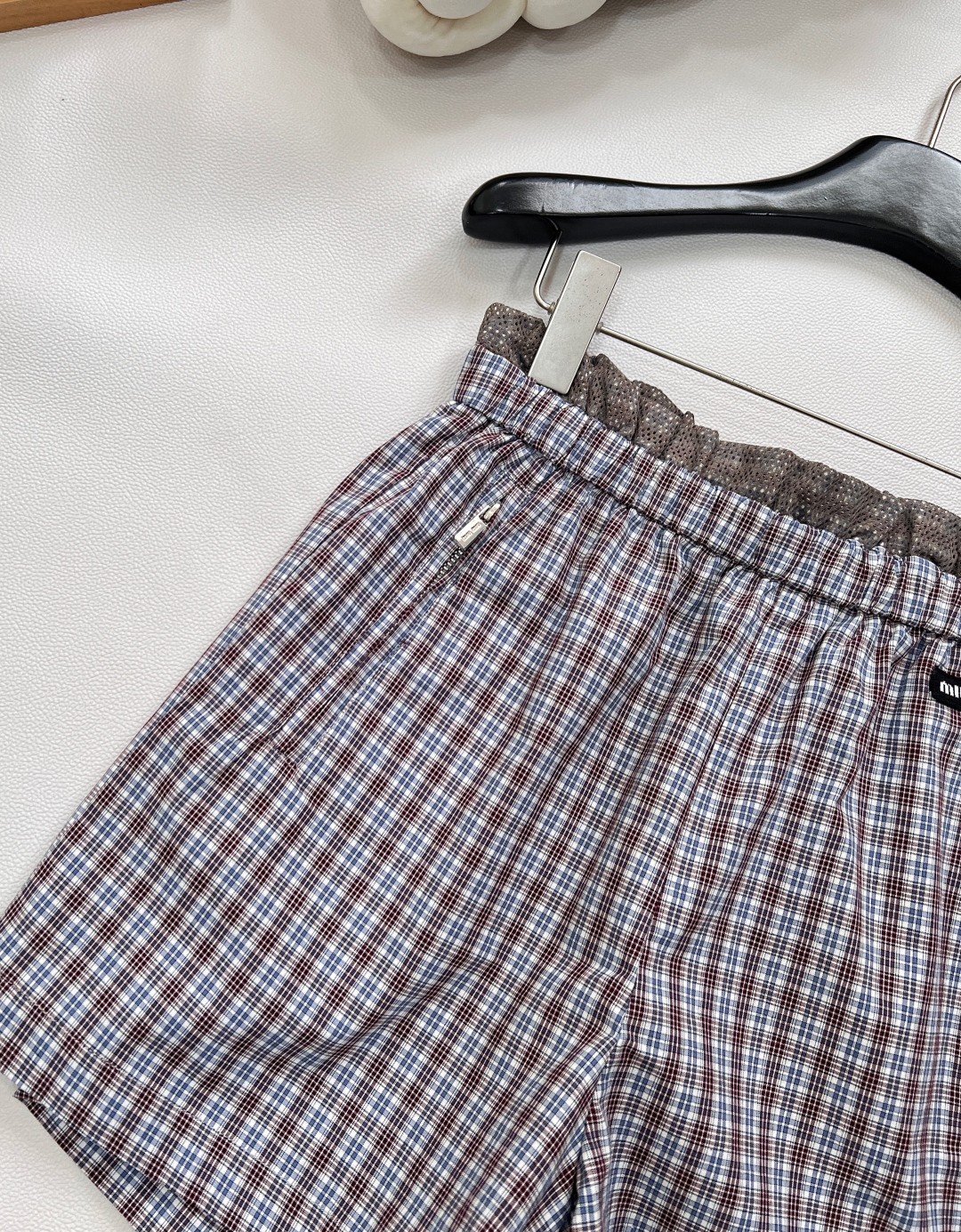 🆕Miumiu25SS新款缪缪格纹字母贴片徽标短裤，经典格纹元素，复古腔调拉满，每一眼都是时尚轮回的浪漫