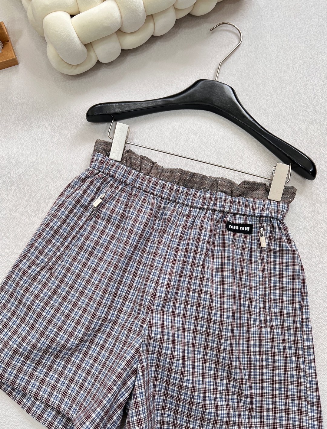 🆕Miumiu25SS新款缪缪格纹字母贴片徽标短裤，经典格纹元素，复古腔调拉满，每一眼都是时尚轮回的浪漫