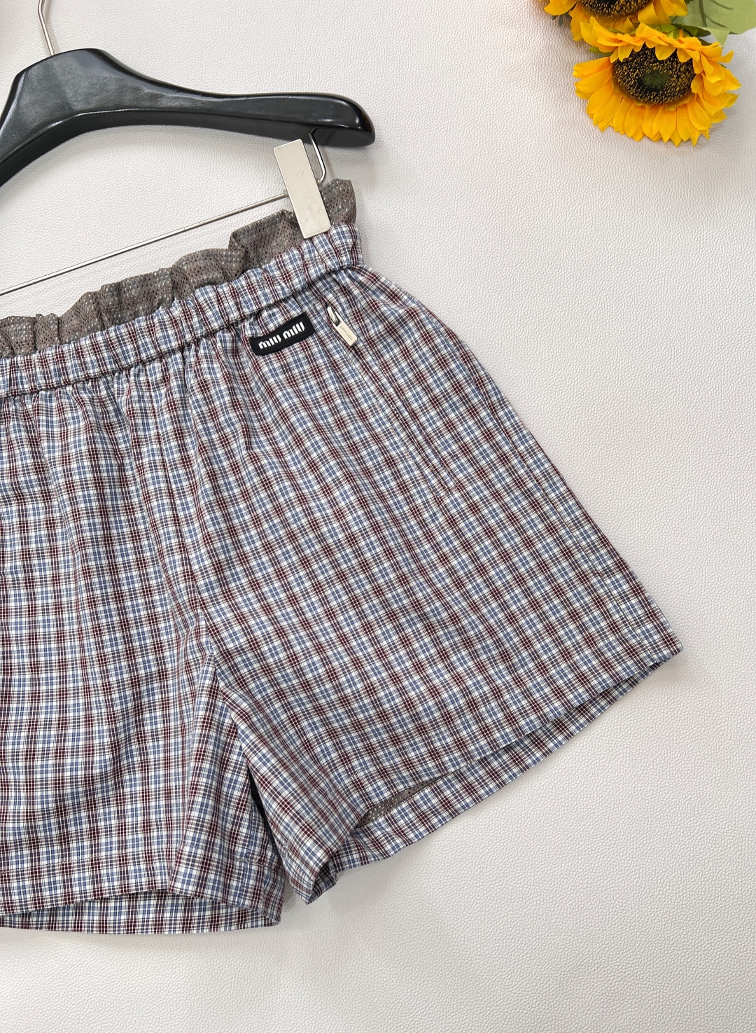 🆕Miumiu25SS新款缪缪格纹字母贴片徽标短裤，经典格纹元素，复古腔调拉满，每一眼都是时尚轮回的浪漫