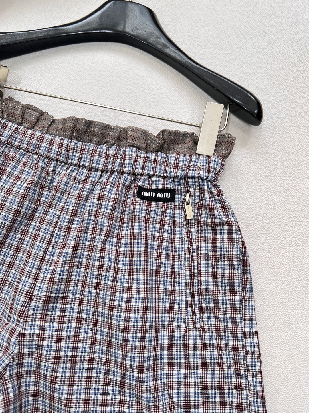 🆕Miumiu25SS新款缪缪格纹字母贴片徽标短裤，经典格纹元素，复古腔调拉满，每一眼都是时尚轮回的浪漫