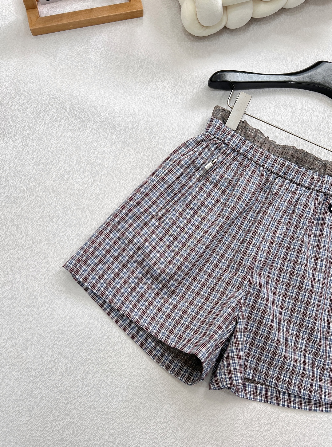 🆕Miumiu25SS新款缪缪格纹字母贴片徽标短裤，经典格纹元素，复古腔调拉满，每一眼都是时尚轮回的浪漫