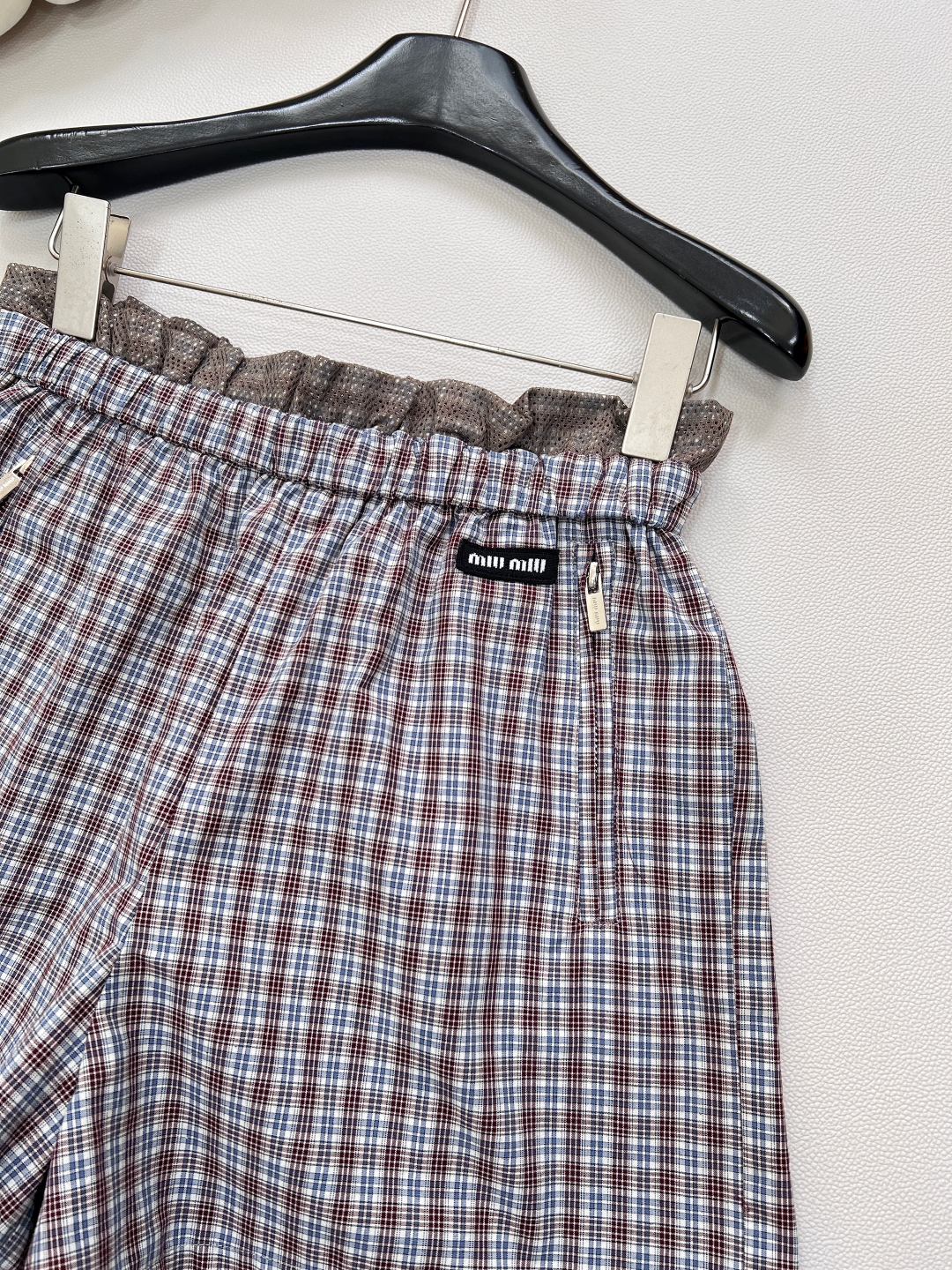 🆕Miumiu25SS新款缪缪格纹字母贴片徽标短裤，经典格纹元素，复古腔调拉满，每一眼都是时尚轮回的浪漫