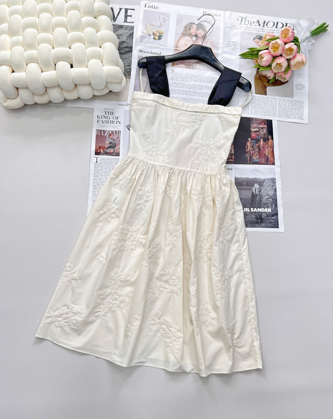 NO:421851,Miumiu 2025 new embroidered flower suspender dress, customized YB cotton material, obvious texture, smooth and stylish, suspender vest dress tailored, pure white base and black shoulder straps form a collision, color matching highlights the nobleness of the rich, the large body is full of printed flowers and branches and leaves, and the letter logo echoes the refreshing vacation atmosphere of the hot summer. Use tailoring and details to improve the exquisiteness. Use high waist contour cutting line to divide the upper and lower proportions, modify the lines, umbrella-shaped exterior expansion design, the upper body is more fashionable, customized surface accessories, complete three standards!  Large-scale size sml code, miumiu, skirts, alexander wang19860909Miumiu2025新款刺绣花朵吊带连衣裙,定制YB棉材质 肌理明显 垂顺有型 吊带背心连衣裙剪裁 通体纯白打底搭配黑色肩带形成碰撞 配色彰显千金贵气 大身以刺绣工艺满印花朵枝叶自然元素 字母徽标呼应炎炎夏日的清爽度假气息 利用剪裁和细节提升精致度 利用高腰位轮廓裁剪线划分上下比例 修饰线条 伞状外扩设计 上身更为洋气时髦 定制面辅料 ,三标齐全！大货出 尺码sml 编码,,miumiu,skirts,alexander wang,Women's clothing