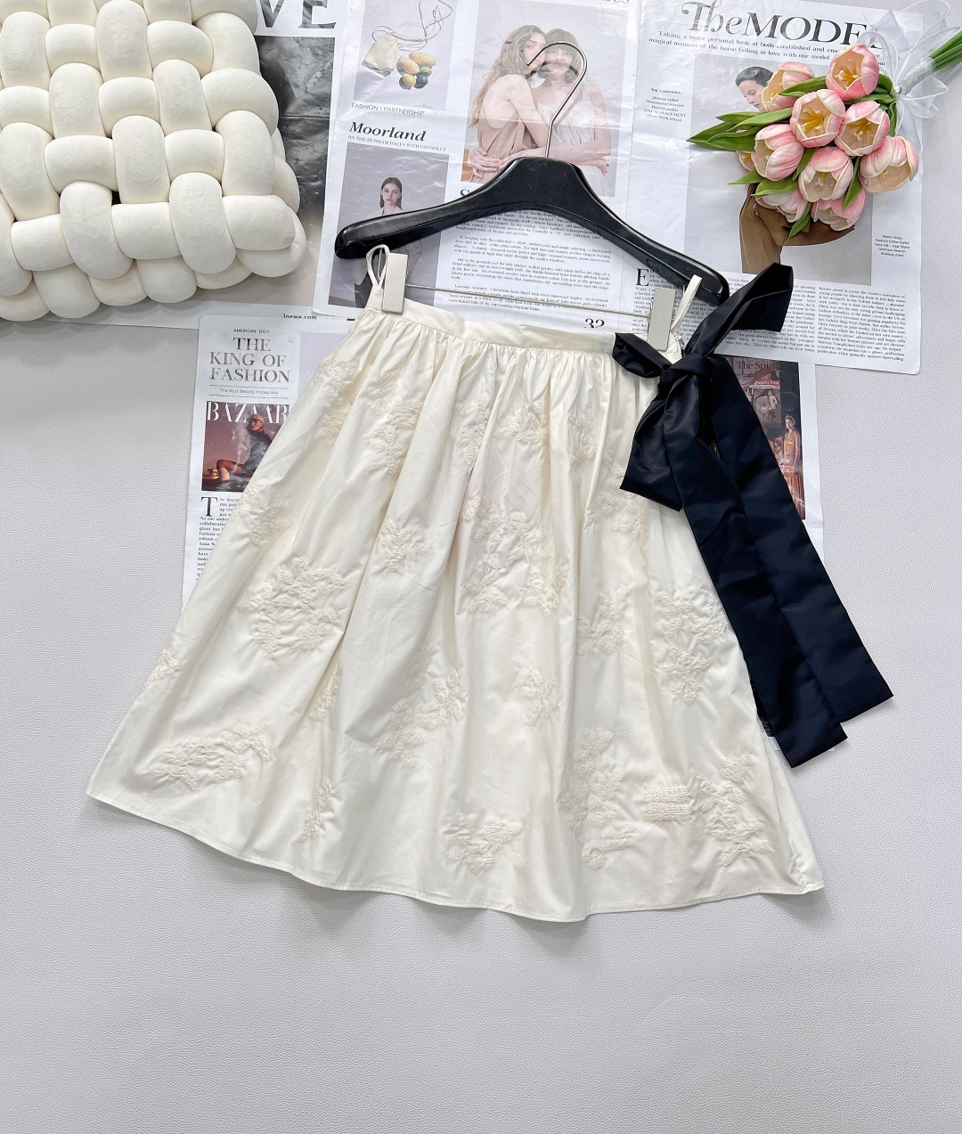 NO:421835,MiuMi* 25Ss spring and summer new style embroidered cotton strap skirt丨Exclusive yb development!  High-end production!  Cotton fabric contains mulberry silk, decoration brand logo and floral pattern jacquard embroidery, contrasting black lace (can be used as bow shape), elastic elastic waist circumference, spring and summer versatile items, a series recommended three standards, large-scale products are available SML code, miumiu, skirts, alexander wang19860909MiuMi* 25Ss春夏新款 刺绣棉布绑带半身裙丨独家yb开发！高版出品！棉质面料含有桑蚕丝,饰品牌标识和花卉图案提花刺绣,撞色黑色系带（可做蝴蝶结造型）,松紧弹力腰围,春夏百搭单品,一个系列推荐三标齐全,大货出 尺码sml 编码,,miumiu,skirts,alexander wang,Women's clothing