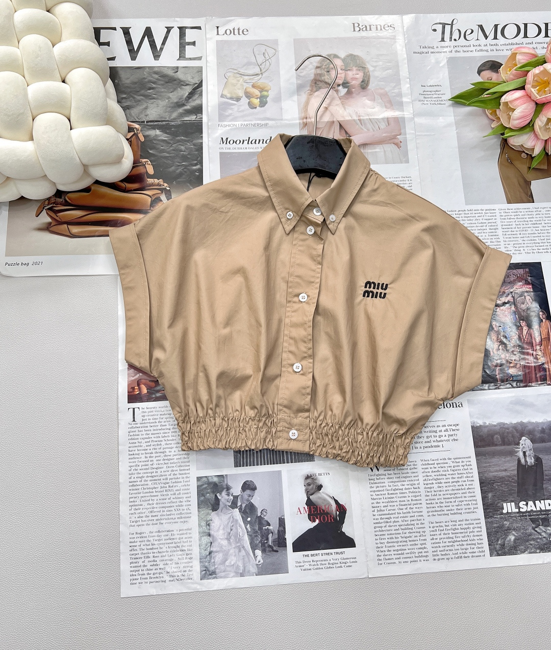 NO:421907,Miumiu 2025 new lapel short shirt, customized YB twill cotton material, comfortable texture, smooth and stylish, buttoned plaid short-sleeved shirt, comfortable to collect, waist folds, erotic and full score, easily divide the ratio of the upper and lower length, revealing the waist curve, more feminine charm, create a casual and relaxed literary style outfit, add casual atmosphere, letter logo enhances the brand style, meets various needs for commuting and dating, and outfits make it look more age-reducing, and playful. Customized surface accessories, one series is available!  Freely match shorts and skirts!  Complete three standards, large-scale products, size sml code, miumiu, skirts, shorts, shirts, T-shirts, alexander wang19860909Miumiu2025新款翻领短款衬衫,定制YB斜纹全棉材质 质感舒适 垂顺有型 纽扣开襟短袖衬衫 收型舒适 腰间褶皱打榄包容满分 轻松划分上短下长好比例 露出腰身曲线 更显女性魅力 打造休闲松弛感满分的文艺风穿搭 增加休闲气息 字母徽标提升品牌格调 满足通勤约会多种需求 穿搭更显减龄俏皮 定制面辅料,一个系列都有出！自由搭配短裤半裙！三标齐全,大货出 尺码sml 编码,,miumiu,skirts,shorts,shirts,T-shirt,alexander wang,Women's clothing