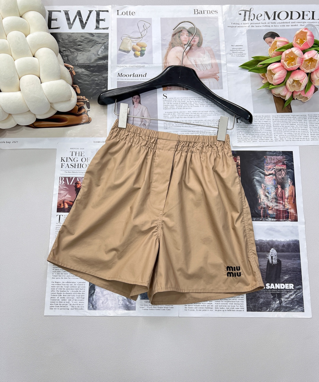 NO:421888,Miumi* 25Ss Spring and Summer New Style Letter Embroidered Elastic Waist Khaki Shorts | Exclusive YB Development!  High-end production!  It uses 100% pure cotton fabric, which is skin-friendly and comfortable, and is suitable for various styles. The elastic waist design gives you a comfortable and comfortable wearing experience without picking on the body. The neat style outlines casual and free lines, showing the charm of casualness. The brand logo is low-key and embellishes, hidden luxury and style. Whether you are strolling on the street or going on a vacation, it can easily grasp the sense of fashion and become a dazzling presence in summer!  Complete three standards!  Size sml code, miumiu, shorts, alexander wang19860909Miumi* 25Ss春夏新款 字母刺绣松紧腰卡其短裤丨独家yb开发！高版出品！采用百分百纯棉面料,亲肤舒适,适配各种风格.松紧腰设计,给予舒适自在的穿着体验,不挑身形.利落的版型,勾勒随性洒脱的线条,尽显休闲魅力.品牌标识低调点缀,暗藏奢雅格调.无论是漫步街头还是奔赴度假之旅,它都能让你轻松拿捏时尚感,成为夏日里的亮眼存在！三标齐全！ 尺码sml 编码,,miumiu,shorts,alexander wang,Women's clothing