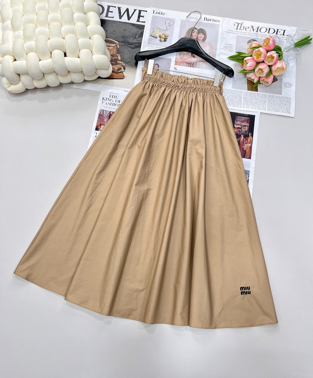 NO:421878,Miumiu's new letter embroidered elastic waist umbrella skirt, Miao Miao always interprets fashion from a unique perspective. This umbrella skirt fully displays the romance and playfulness of the brand. The elastic waist design bids farewell to the tight constraints, and you can be comfortable and comfortable whether you are traveling or walking on the streets. The umbrella skirt is classic and retro, with a wide hem like blooming flowers, with an elegant atmosphere. Above the skirt, Miao Miao's iconic letter embroidery exquisitely embellished, like the finishing touch, showing the brand style and identity in a low-key manner. Simplicity but not simple, allowing you to stand out easily among the crowd.  Custom fabrics are delicate and skin-friendly, and you can feel its high-quality every time you touch them. While walking, the hem of the skirt swings lightly, and the friction is a fashionable rhythm. Whether it is paired with a simple solid-color top to create a fresh and age-reducing college style; or combining it with a delicate suit to create a capable and elegant commuting style, it can be perfectly adapted and easily mastered a variety of styles. Don’t hesitate and take this unique fashion into your pocket!  Three standards, complete size sml code, miumiu, skirts, business suit, alexander wang19860909Miumiu新款字母刺绣弹力腰伞裙,缪缪始终以独特视角诠释时尚.这条伞裙,将品牌的浪漫与俏皮展现得淋漓尽致.弹力腰头设计,告别紧绷束缚,无论是日常出行还是漫步街头,都能自在舒适. 伞裙造型经典又复古,宽大裙摆如绽放花朵,自带优雅氛围感.裙身之上,缪缪标志性字母刺绣精致点缀,宛如点睛之笔,低调间彰显品牌格调与身份.简约而不简单,让你在人群中轻松脱颖而出. 定制面料,细腻亲肤,每一次触碰都能感受其高级品质.行走间,裙摆轻盈摆动,摩擦出的是时尚韵律.无论是搭配简约纯色上衣,打造清新减龄学院风；还是与精致小西装组合,塑造干练优雅通勤造型,它都能完美适配,轻松驾驭多种风格.别再犹豫,将这份独特时尚收入囊中！三标齐全 尺码sml 编码,,miumiu,skirts,business suit,alexander wang,Women's clothing