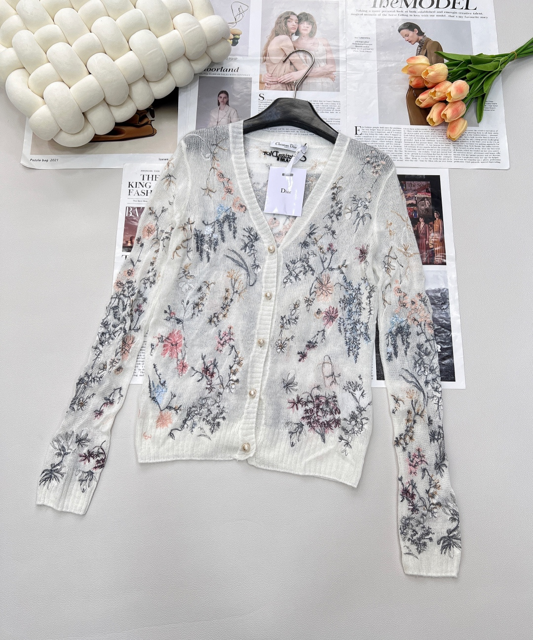 NO:421847,Dior25ss Spring and Summer New V-neck Embroidered Floral Long-sleeved Knitted Sweater | Exclusive high-end production!  Breathable and comfortable, full of texture. Regular long-sleeved cut highlights the brand's style. The whole body is full of stamped branches and leaves, and the natural style pattern creates a unique style that is casual and casual. The letter logo on the back makes the brand's high-end design feel full!  Combined with exquisite hollow design, it shows elegant charm in a faint sense. Select high-quality fabrics, soft and skin-friendly, taking into account the comfort and luxurious texture of wearing. The classic V-neck tailoring cleverly embellishes the neck lines and enhances the overall shape. Its inclusive style breaks the boundaries of figure and style, adapts to diverse dressing scenes, has a complete set of three standards, and is available in large sizes. Size sml code, dior, alexander wang19860909Dior25ss春夏新款V领刺绣花卉长袖针织衫丨独家高版出品！透气舒适 质感十足 常规长袖裁剪 凸显品牌格调 通体满印枝叶花森系自然风格图案 打造仙气中不失休闲的个性风格 后背字母徽标让品牌高级设计感拉满！结合精致镂空设计,于若隐若现间彰显优雅气韵.甄选优质面料,触感柔软亲肤,兼顾穿着舒适度与奢华质感.经典V领剪裁巧妙修饰颈部线条,提升整体造型.其包容版型打破身材与风格界限,适配多元穿搭场景,三标齐全,大货出 尺码sml 编码,,dior,alexander wang,Women's clothing