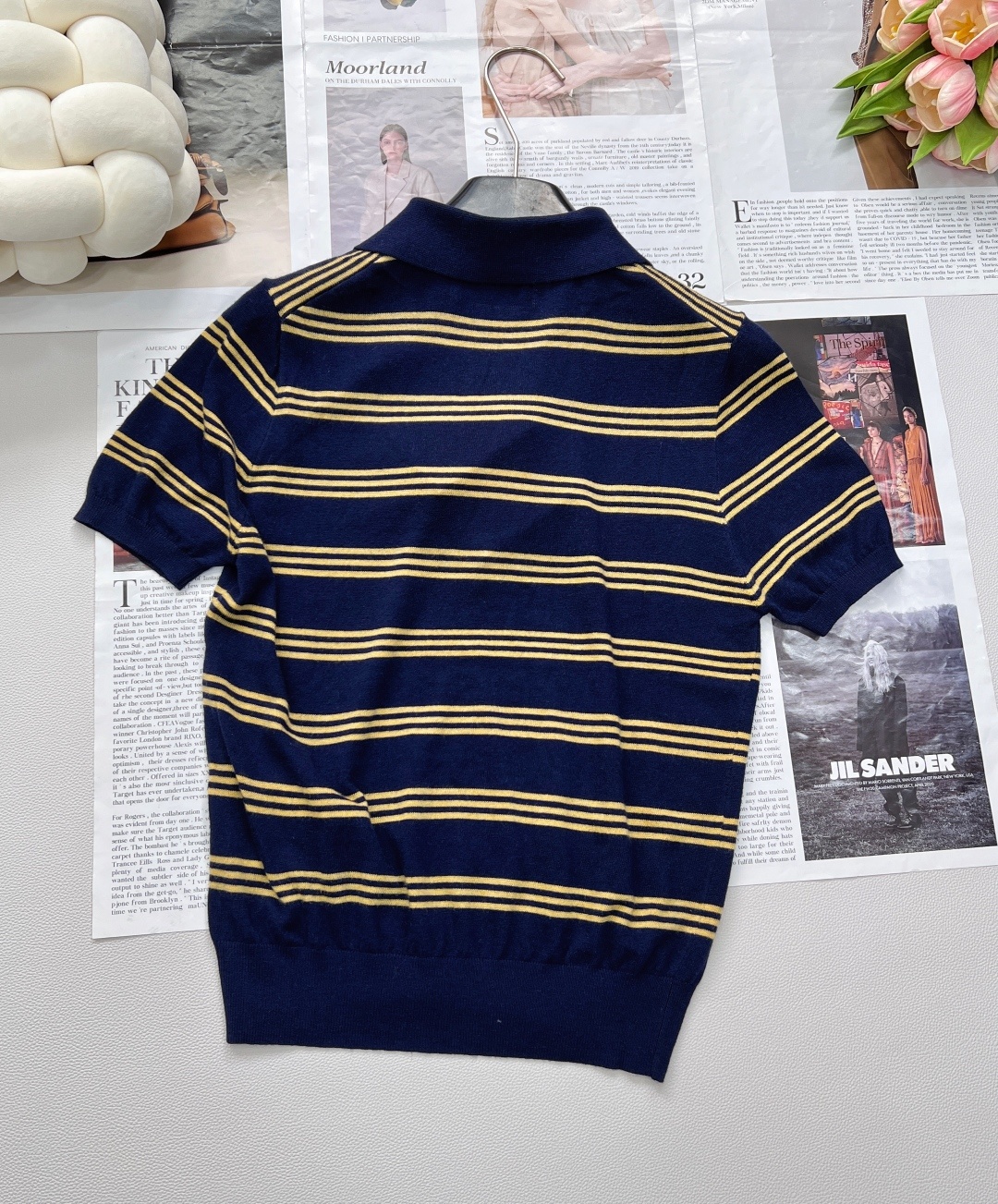 🆕Miumiu撞色字母提花针织羊毛POLO领条纹衫,精选优质细支羊毛,柔软亲肤,透气保暖,四季皆宜。细腻