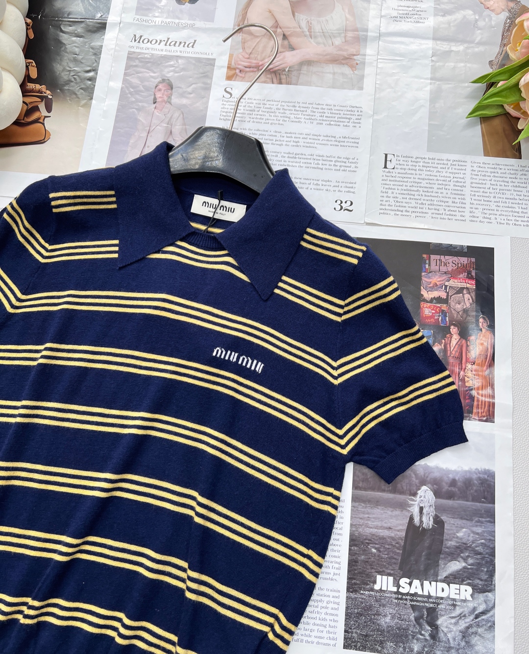 🆕Miumiu撞色字母提花针织羊毛POLO领条纹衫,精选优质细支羊毛,柔软亲肤,透气保暖,四季皆宜。细腻