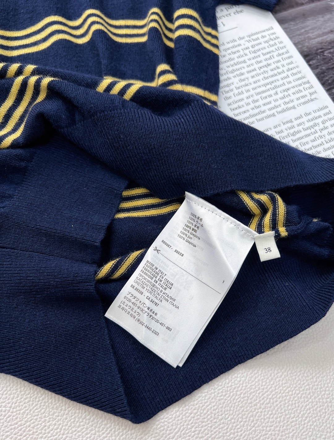 🆕Miumiu撞色字母提花针织羊毛POLO领条纹衫,精选优质细支羊毛,柔软亲肤,透气保暖,四季皆宜。细腻