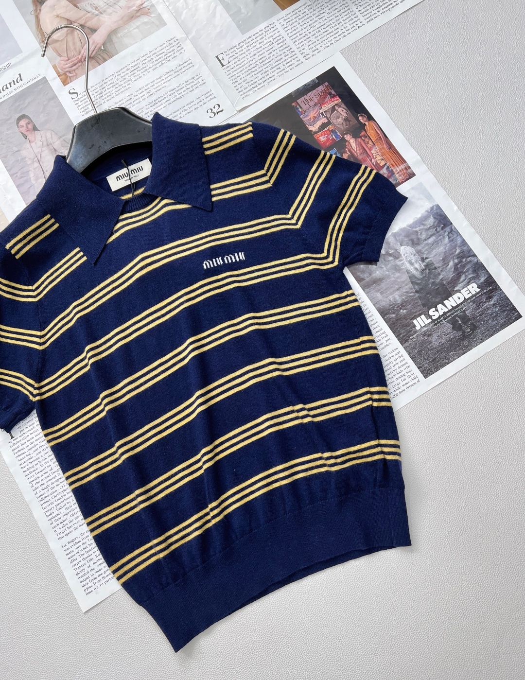 🆕Miumiu撞色字母提花针织羊毛POLO领条纹衫,精选优质细支羊毛,柔软亲肤,透气保暖,四季皆宜。细腻
