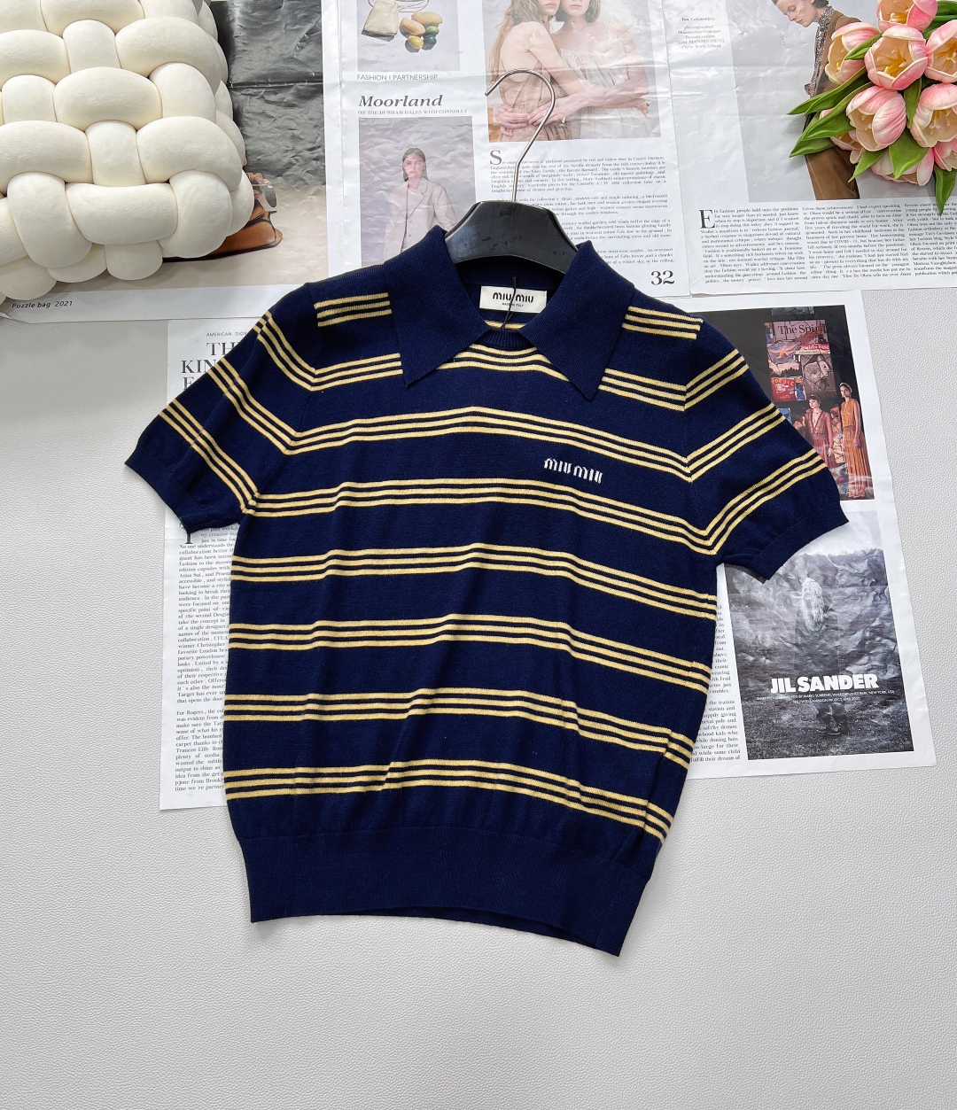 🆕Miumiu撞色字母提花针织羊毛POLO领条纹衫，精选优质细支羊毛，柔软亲肤，透气保暖，四季皆宜。细腻