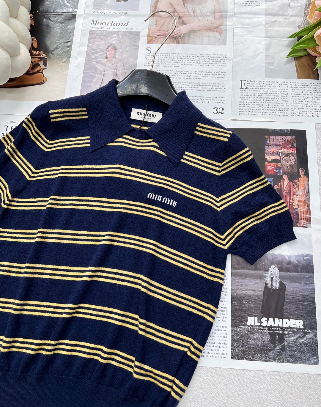 🆕Miumiu撞色字母提花针织羊毛POLO领条纹衫,精选优质细支羊毛,柔软亲肤,透气保暖,四季皆宜。细腻
