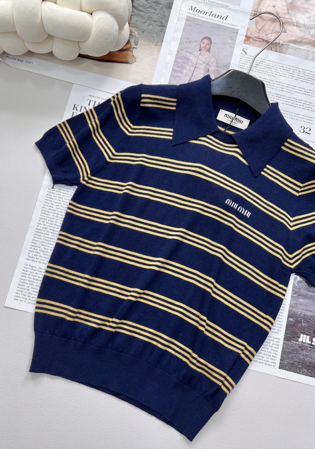 🆕Miumiu撞色字母提花针织羊毛POLO领条纹衫,精选优质细支羊毛,柔软亲肤,透气保暖,四季皆宜。细腻