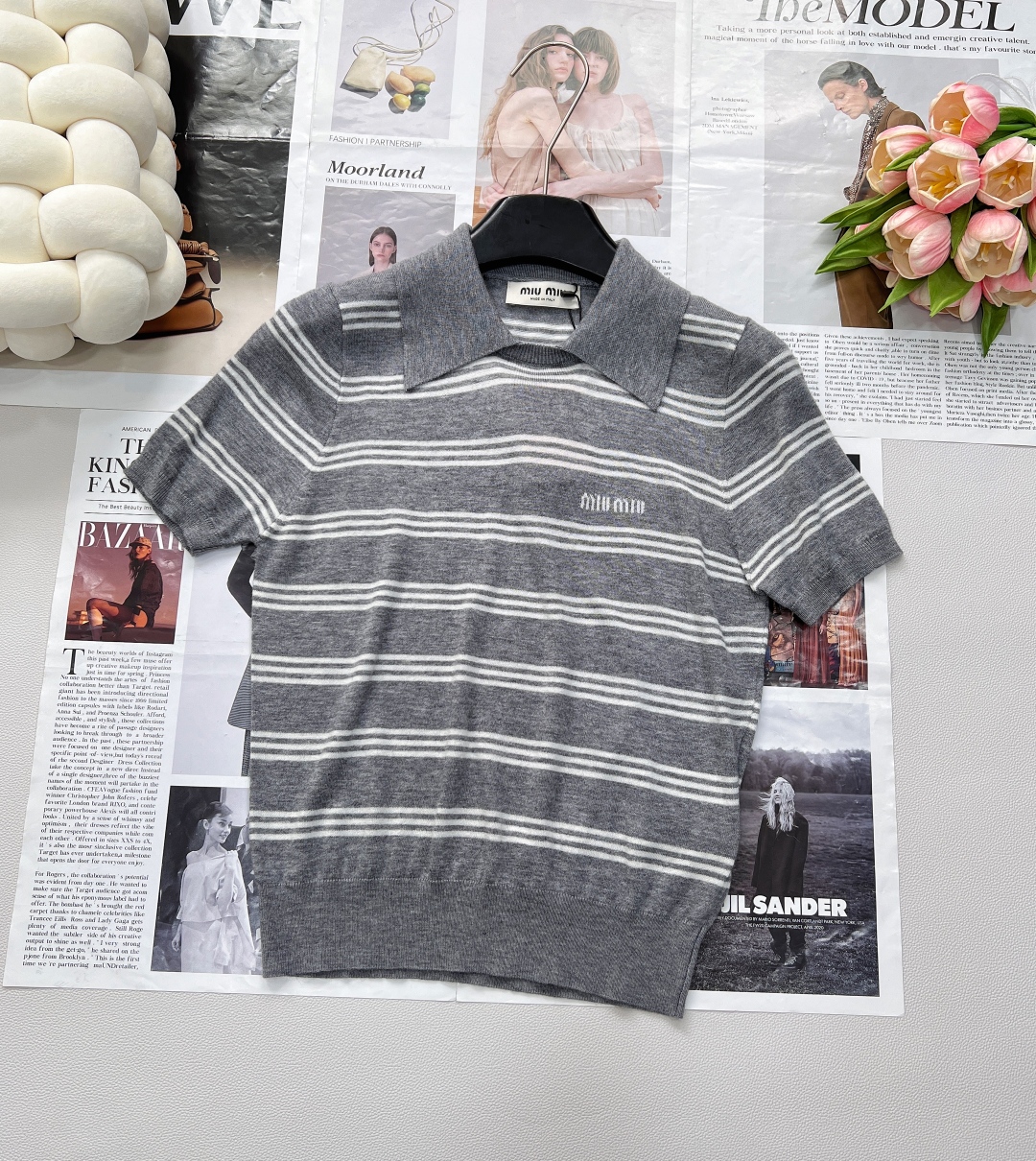🆕Miumiu撞色字母提花针织羊毛POLO领条纹衫，精选优质细支羊毛，柔软亲肤，透气保暖，四季皆宜。细腻