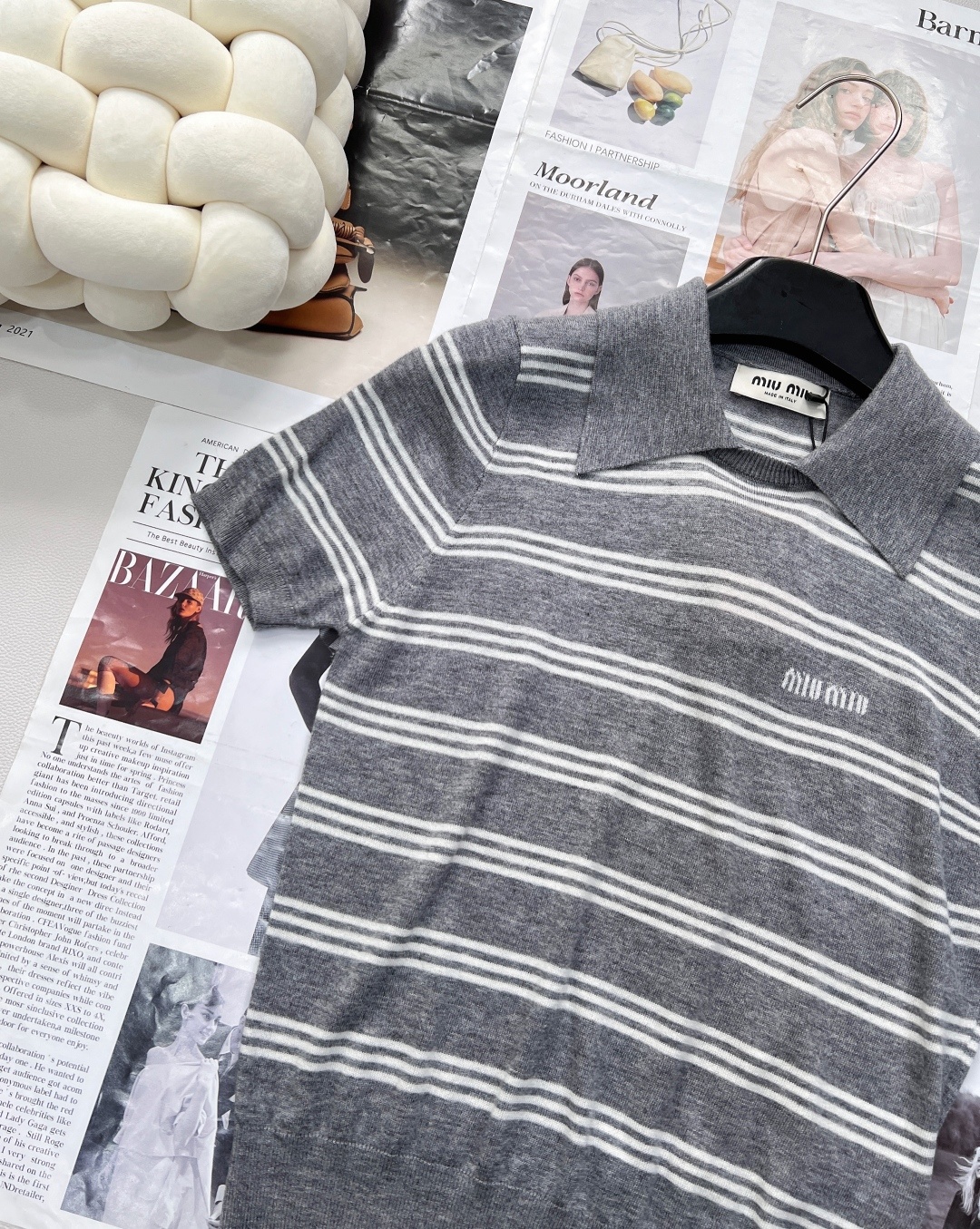 🆕Miumiu撞色字母提花针织羊毛POLO领条纹衫,精选优质细支羊毛,柔软亲肤,透气保暖,四季皆宜。细腻