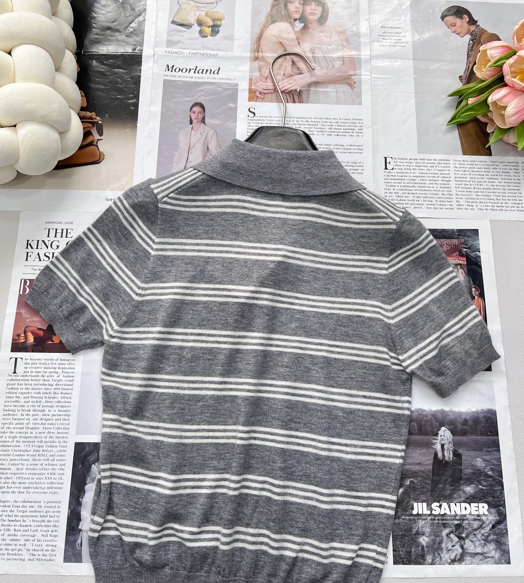 🆕Miumiu撞色字母提花针织羊毛POLO领条纹衫,精选优质细支羊毛,柔软亲肤,透气保暖,四季皆宜。细腻