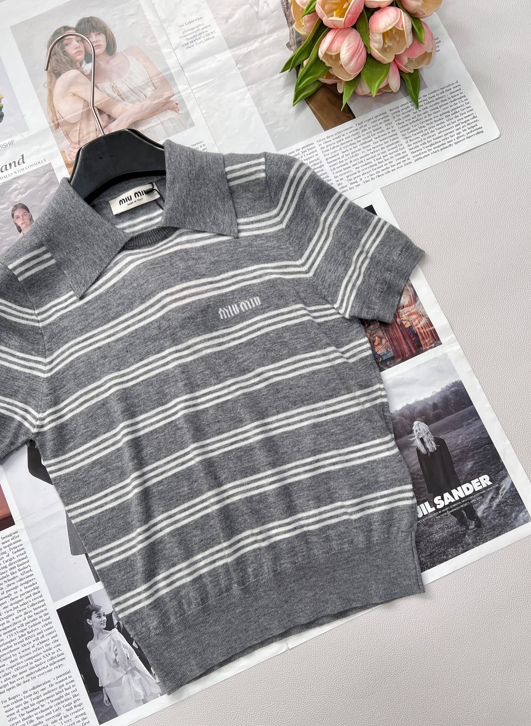 🆕Miumiu撞色字母提花针织羊毛POLO领条纹衫,精选优质细支羊毛,柔软亲肤,透气保暖,四季皆宜。细腻