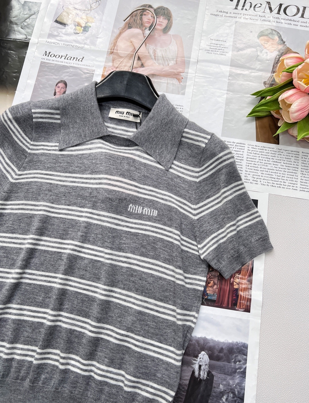 🆕Miumiu撞色字母提花针织羊毛POLO领条纹衫,精选优质细支羊毛,柔软亲肤,透气保暖,四季皆宜。细腻