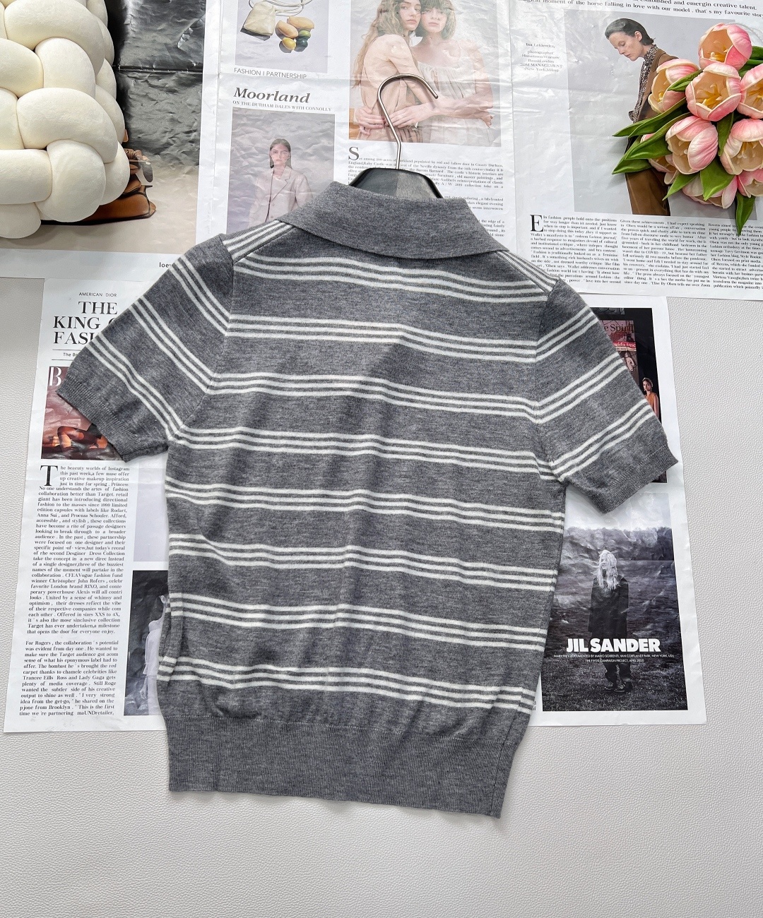 🆕Miumiu撞色字母提花针织羊毛POLO领条纹衫,精选优质细支羊毛,柔软亲肤,透气保暖,四季皆宜。细腻