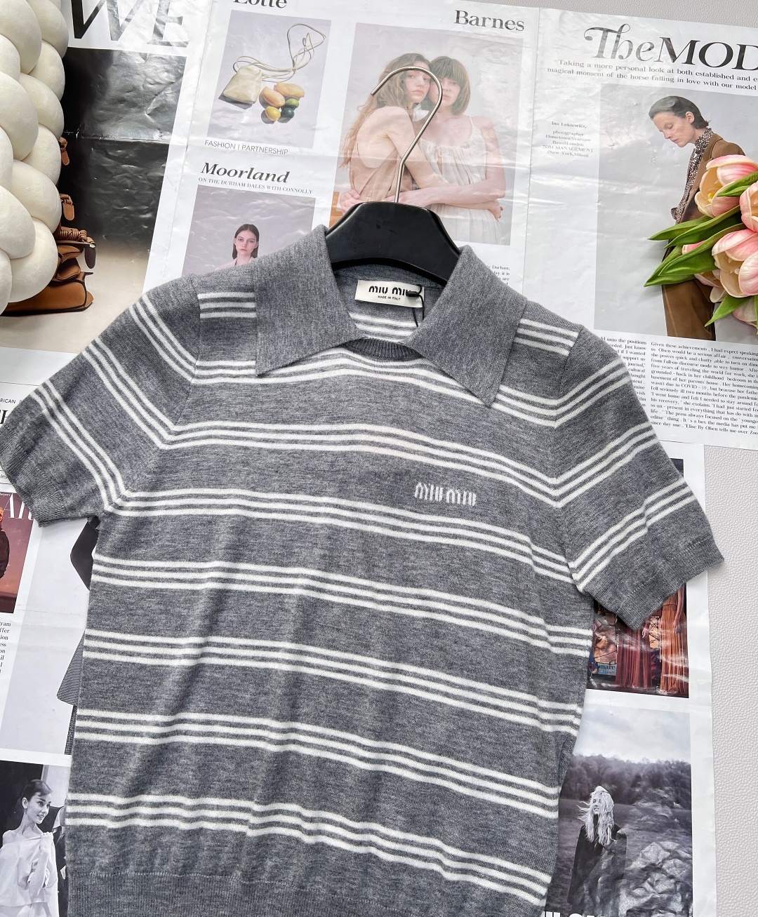 🆕Miumiu撞色字母提花针织羊毛POLO领条纹衫,精选优质细支羊毛,柔软亲肤,透气保暖,四季皆宜。细腻