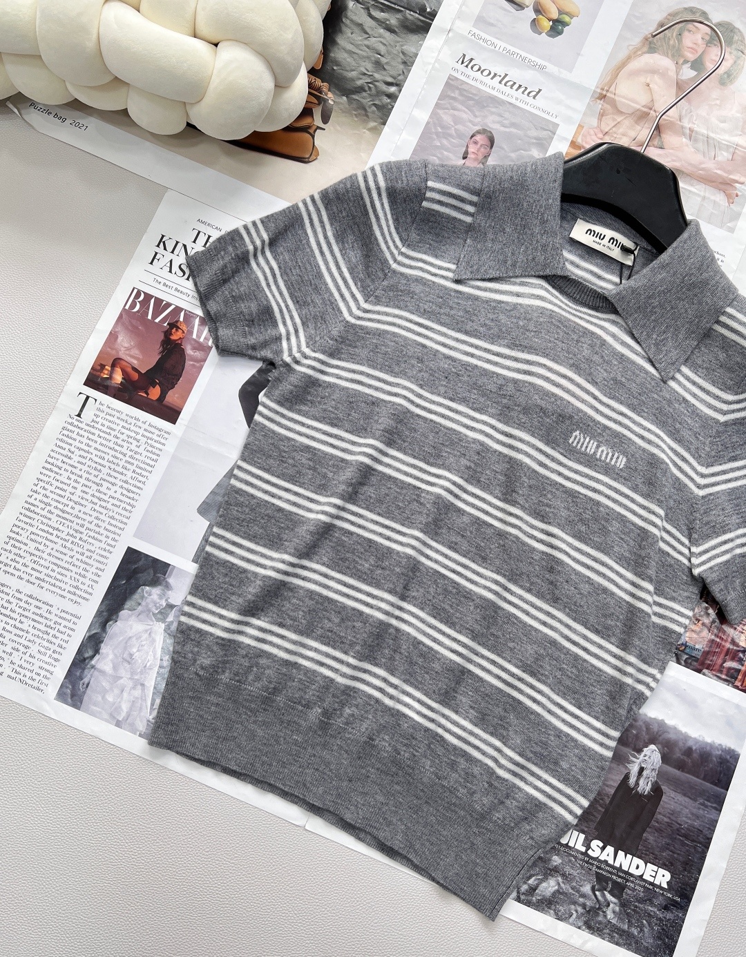 🆕Miumiu撞色字母提花针织羊毛POLO领条纹衫,精选优质细支羊毛,柔软亲肤,透气保暖,四季皆宜。细腻