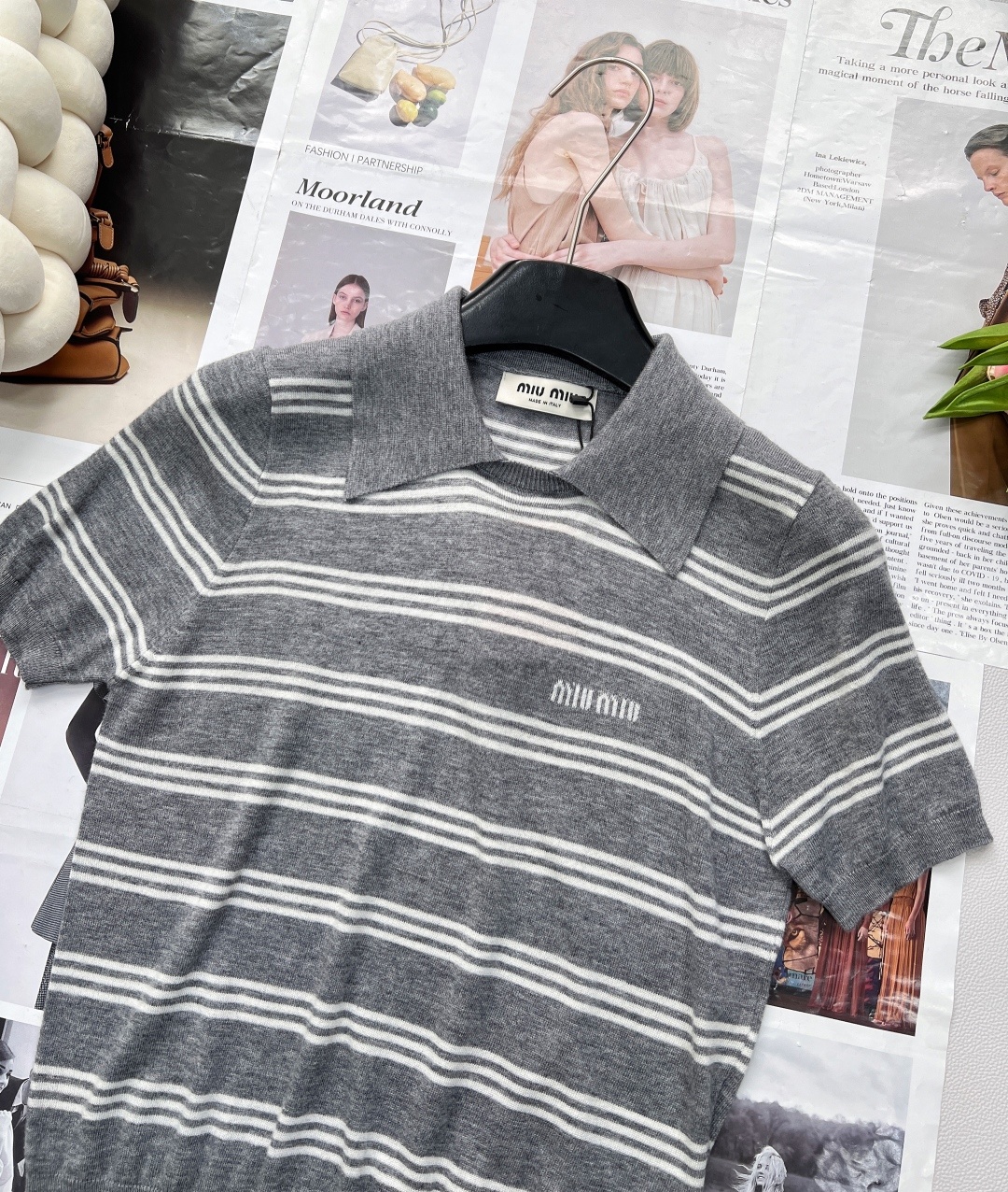 🆕Miumiu撞色字母提花针织羊毛POLO领条纹衫,精选优质细支羊毛,柔软亲肤,透气保暖,四季皆宜。细腻