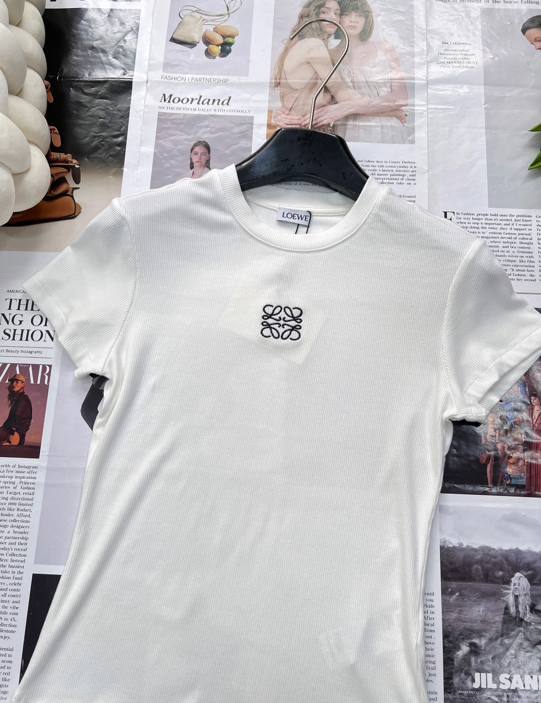 🆕LOEWE新款百分百回购弹力螺纹收腰弹力正肩短袖T恤，版型绝到爆！显瘦纸片人T恤给我冲！版型绝了修身剪