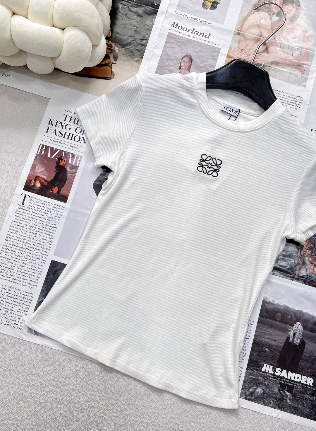 🆕LOEWE新款百分百回购弹力螺纹收腰弹力正肩短袖T恤，版型绝到爆！显瘦纸片人T恤给我冲！版型绝了修身剪