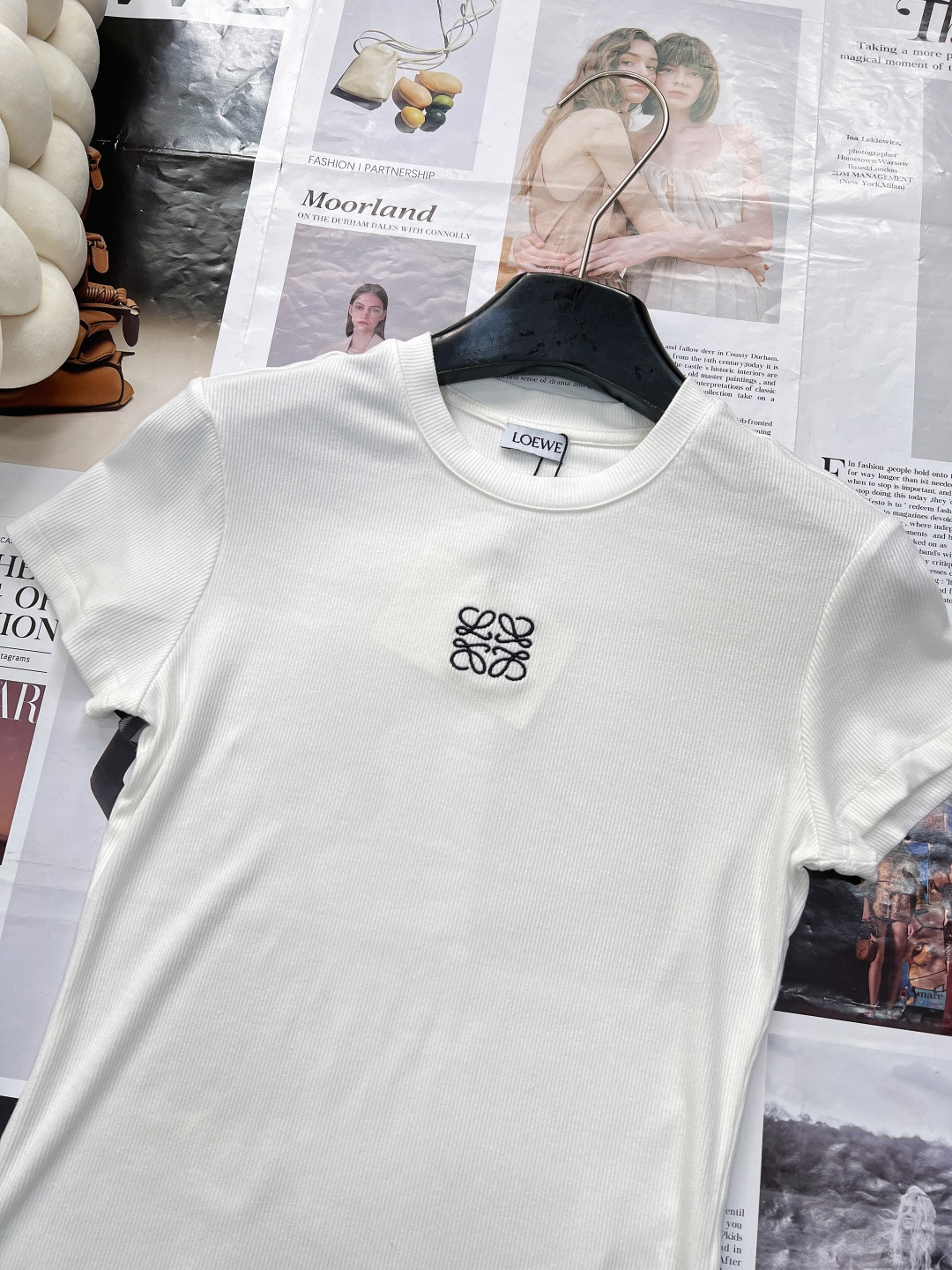 🆕LOEWE新款百分百回购弹力螺纹收腰弹力正肩短袖T恤，版型绝到爆！显瘦纸片人T恤给我冲！版型绝了修身剪