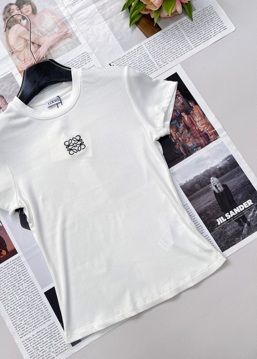 🆕LOEWE新款百分百回购弹力螺纹收腰弹力正肩短袖T恤，版型绝到爆！显瘦纸片人T恤给我冲！版型绝了修身剪