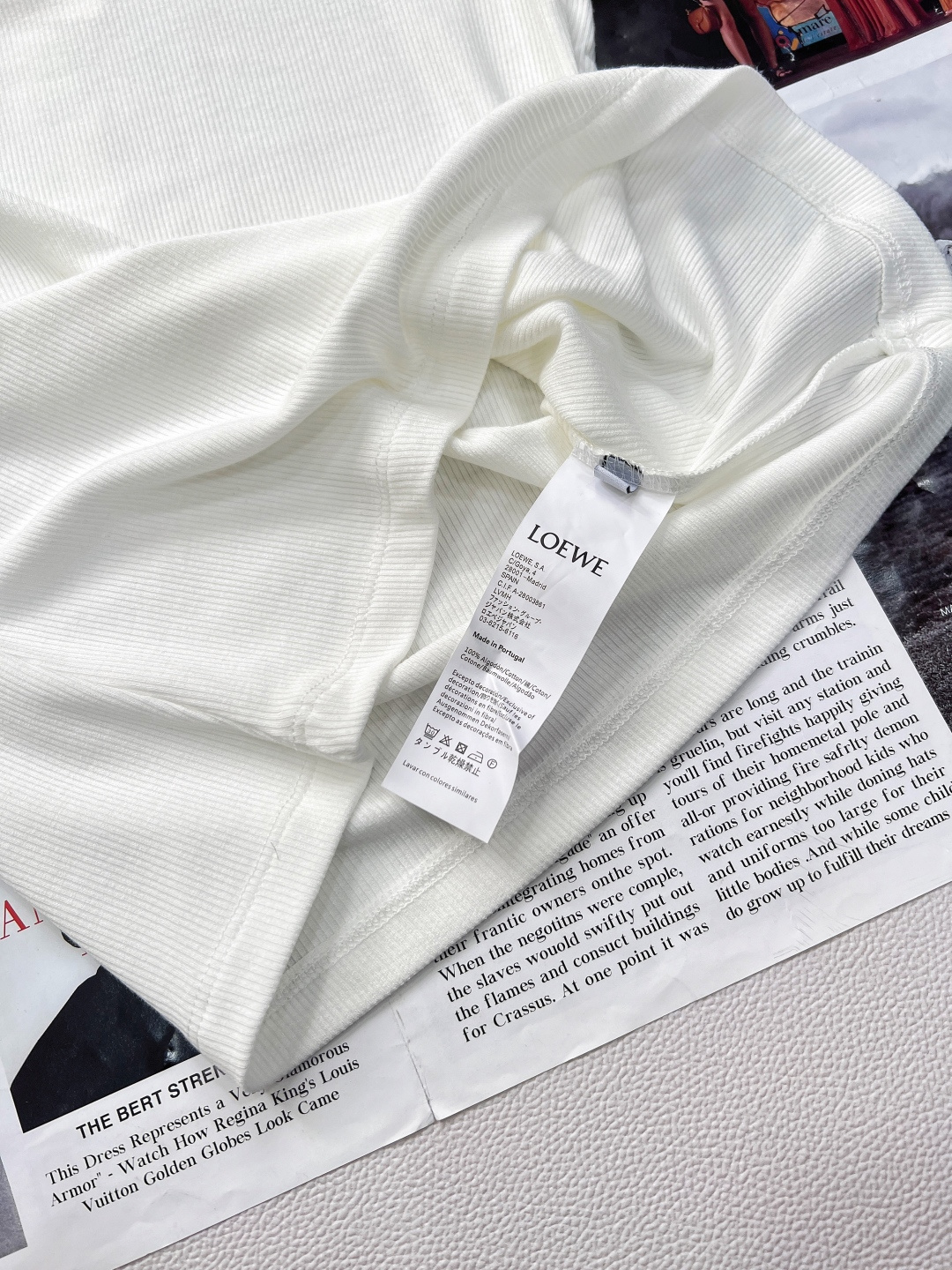 🆕LOEWE新款百分百回购弹力螺纹收腰弹力正肩短袖T恤，版型绝到爆！显瘦纸片人T恤给我冲！版型绝了修身剪